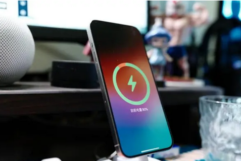 高平苹果15换屏服务分享用什么充电器给iPhone15充电更好 